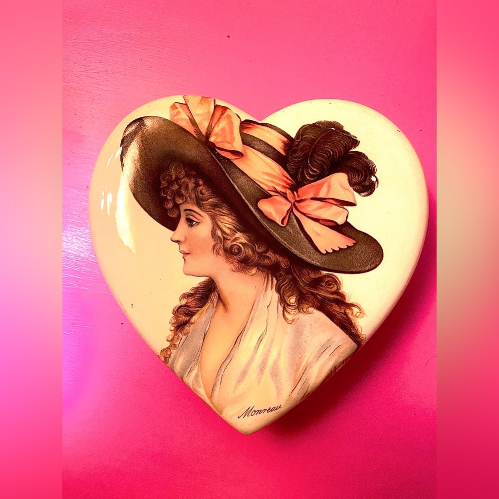 Monreau painted and signed heart shaped “Countess” jewelry box💖